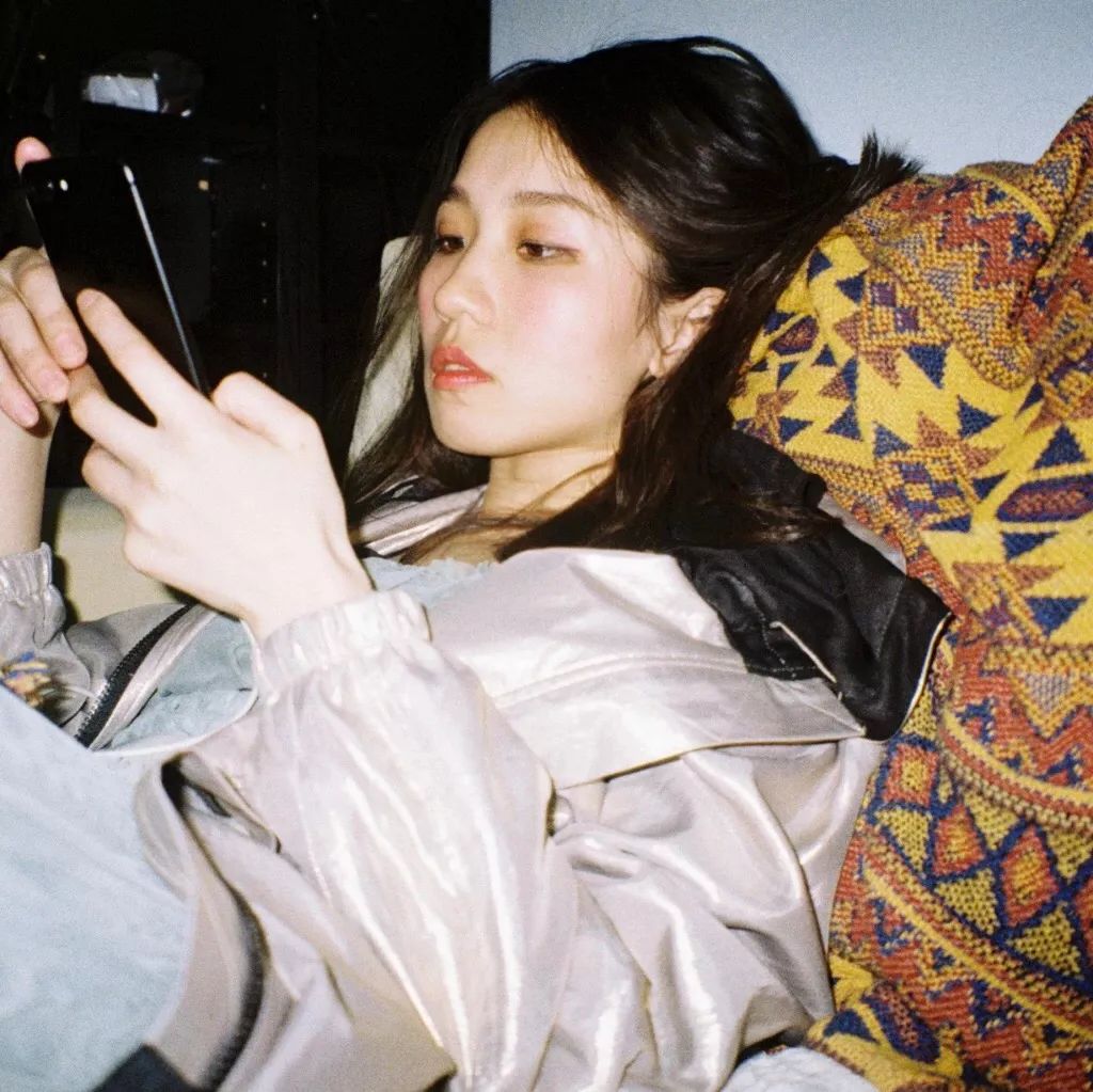 这时一片云彩恰好挡住了火热的太阳,你偏了偏头 顿时又觉得干劲十足