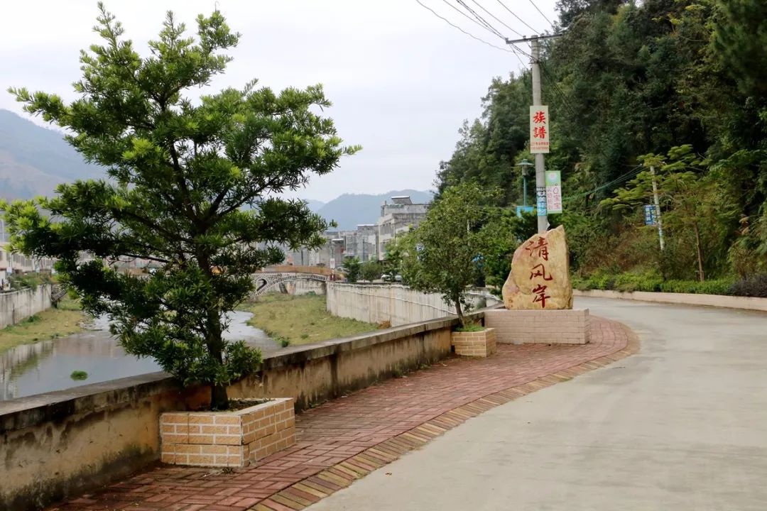 湾村庙湾太极湾景区是根据庙湾村整体村落由"山—水—田—园"穿插环抱