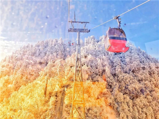 景区象尔山庄戏雪场除了滑雪外,今年还增添了驯鹿雪橇,雪地泡泡屋