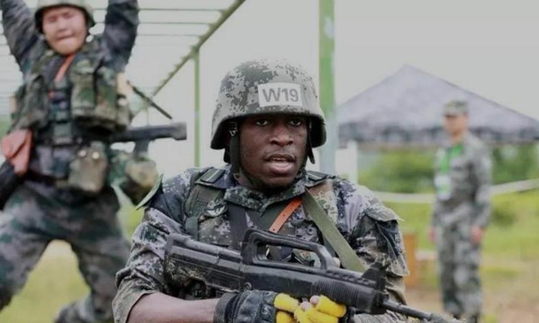 原创解放军队伍中为什么会出现黑人士兵,还是正式编制,什么来头