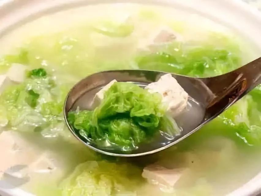 配上泰山的石磨豆腐与泰山甘甜的水,烹制一碗精致可口的白菜豆腐汤