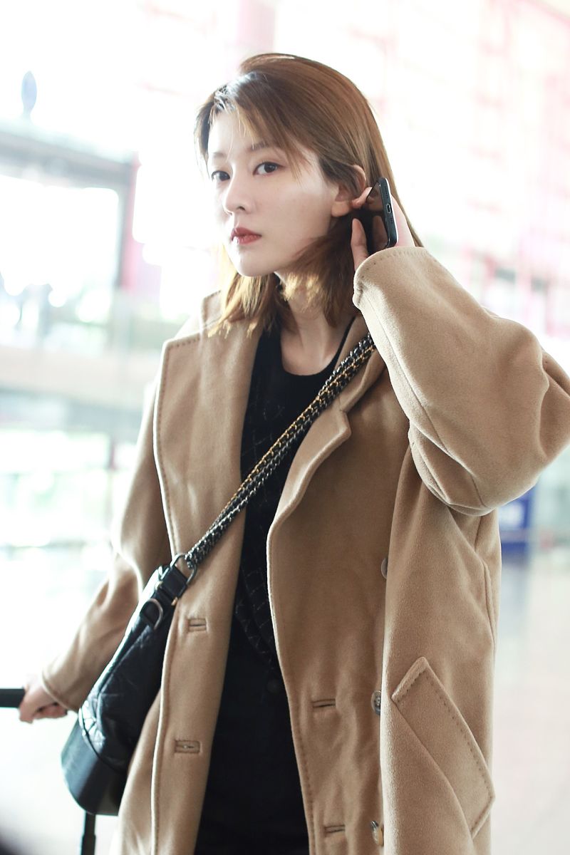 原创乖乖女"关雎尔"真会穿!驼色大衣搭配黑色圆领,皮肤白得快发光