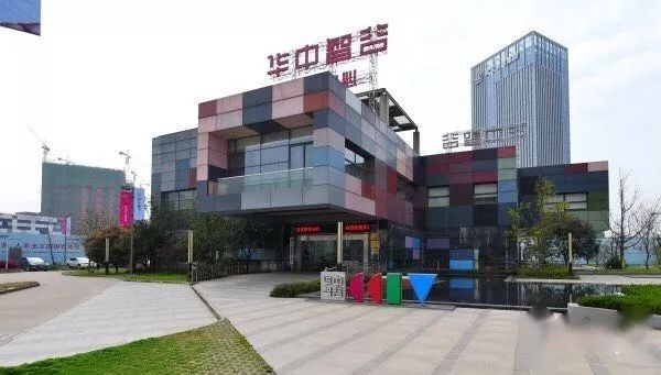 华中国家数字出版基地,同样有两家"国字号":一湖之隔的华中智谷,与南