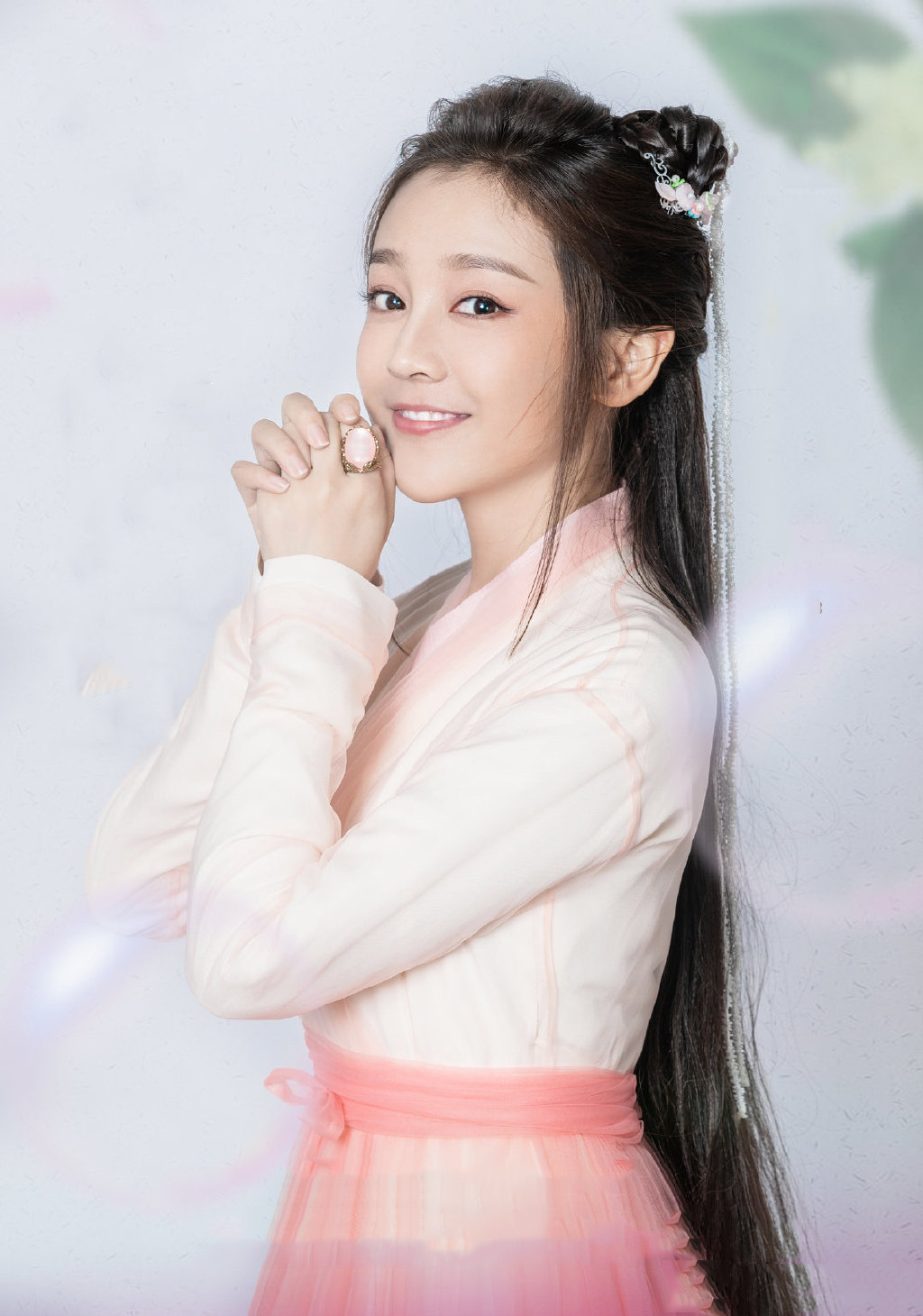 何花出道以来并没有公开过自己的年龄,但是可以确定的是她也是一位