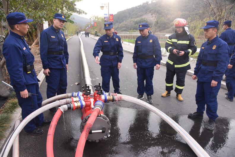 三明消防救援支队开展远程供水系统使用战勤保障暨重型机械拉动演练
