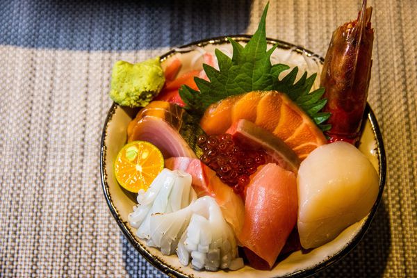 日式海鲜类丼饭,食材异常新鲜,每道料理都看得出是精心烹饪!
