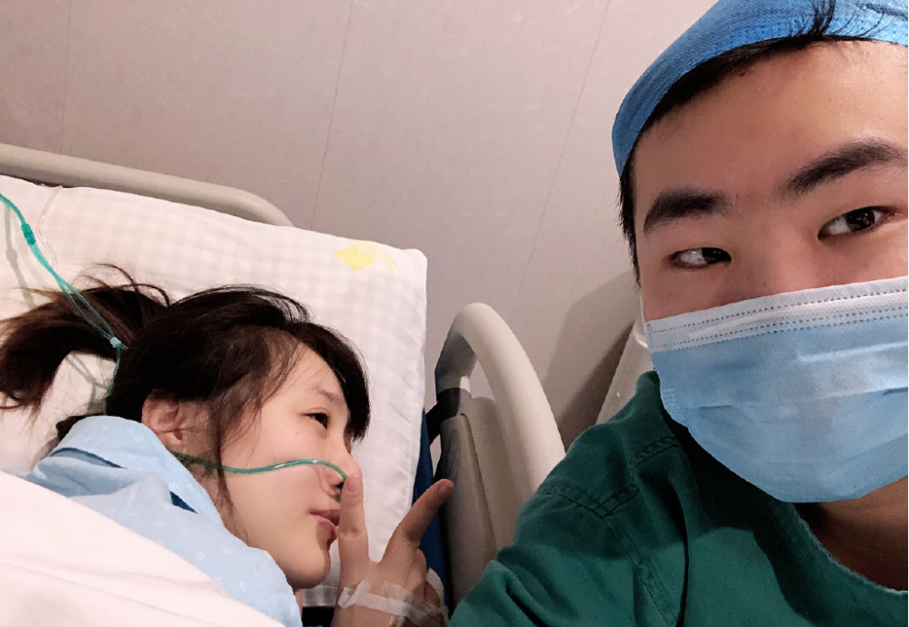 lol洞主直播開一半老婆慧慧產子激動的耳機沒摘就跑出門