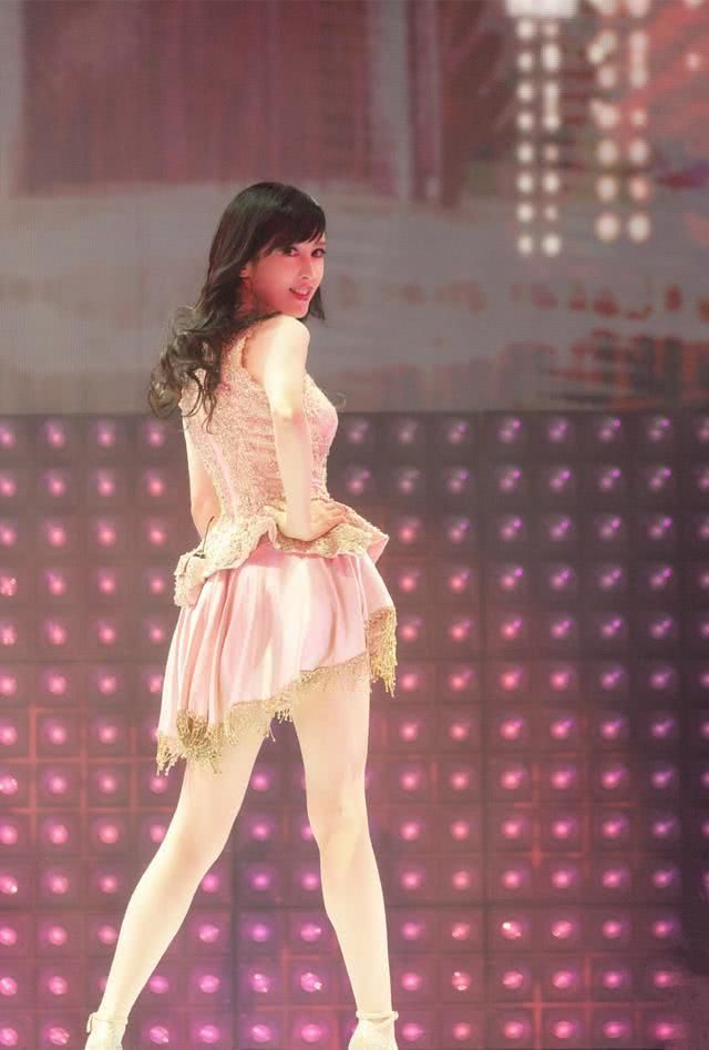 "清纯女神"周慧敏,52岁的她彻底突破自我,越老越风韵犹存性感