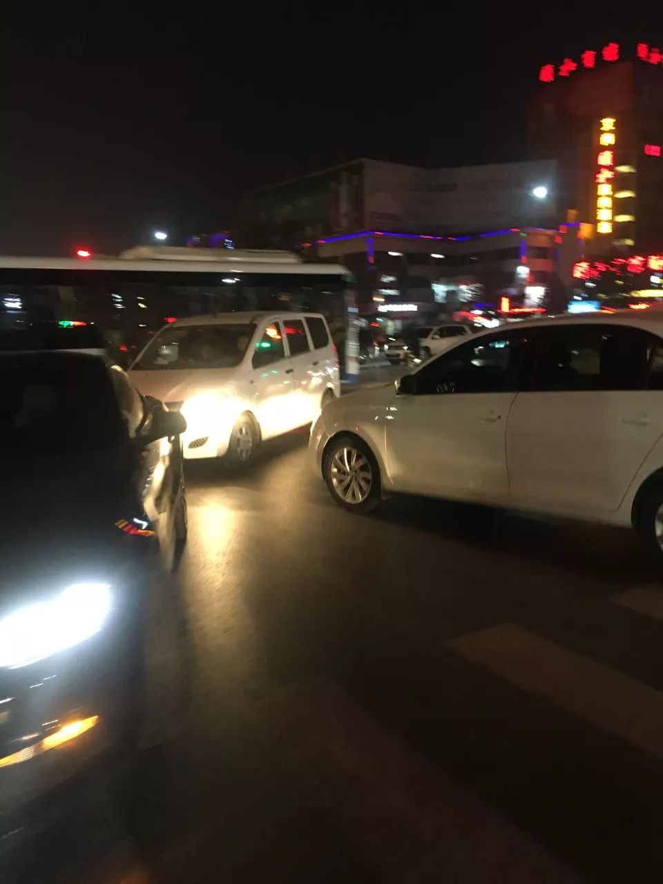 昨夜,濮陽這個路口發生車禍,整條街排起長龍.