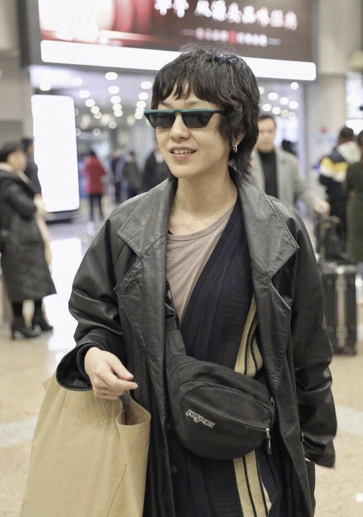 原创郭采洁打扮真老气!贴头皮卷发造型配黑色皮衣,33岁像53岁大妈