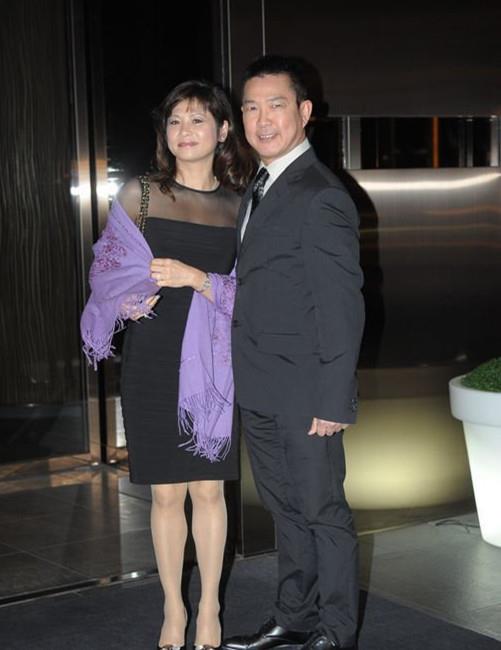 59岁元彪和妻子近照,老婆以前卖过保险,洪金宝是半个媒人