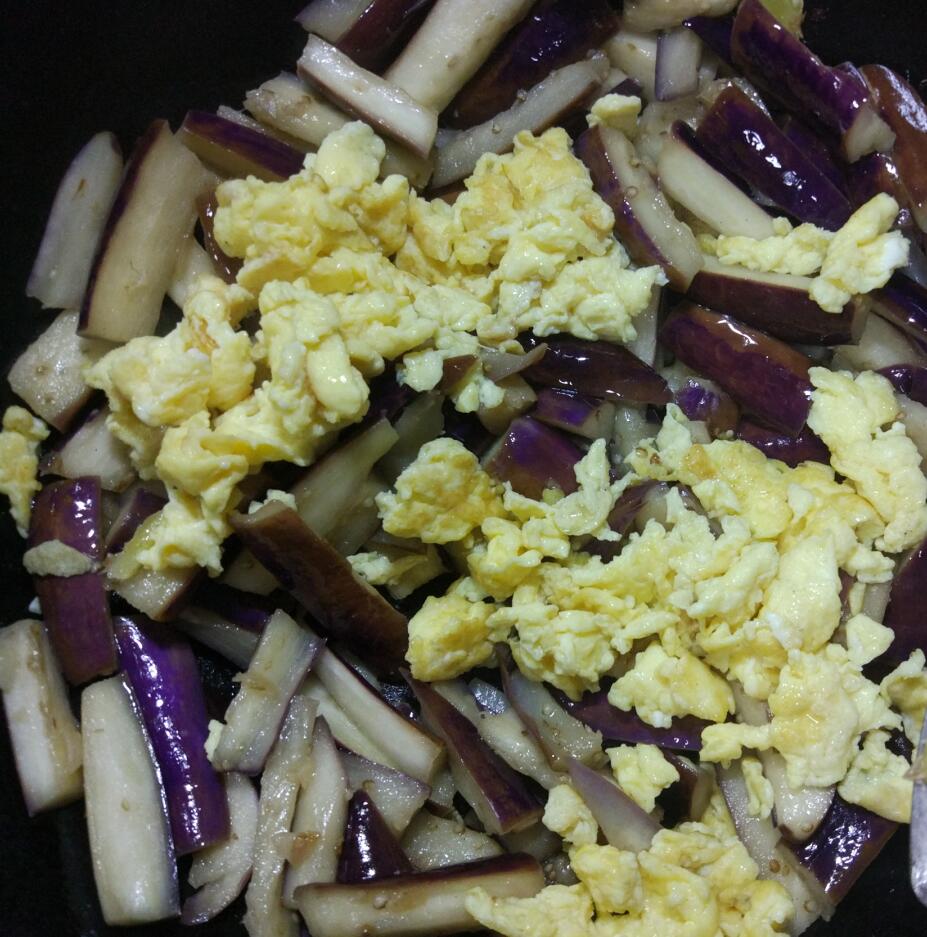 茄子加鸡蛋这样做,茄子颜色好看,跟鸡蛋一起好吃又营养