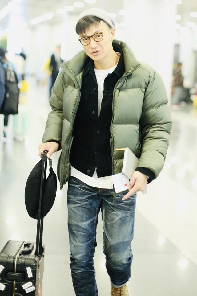 原创周一围素颜现身机场,豹纹镜框配毛线帽,型男改走文艺路线