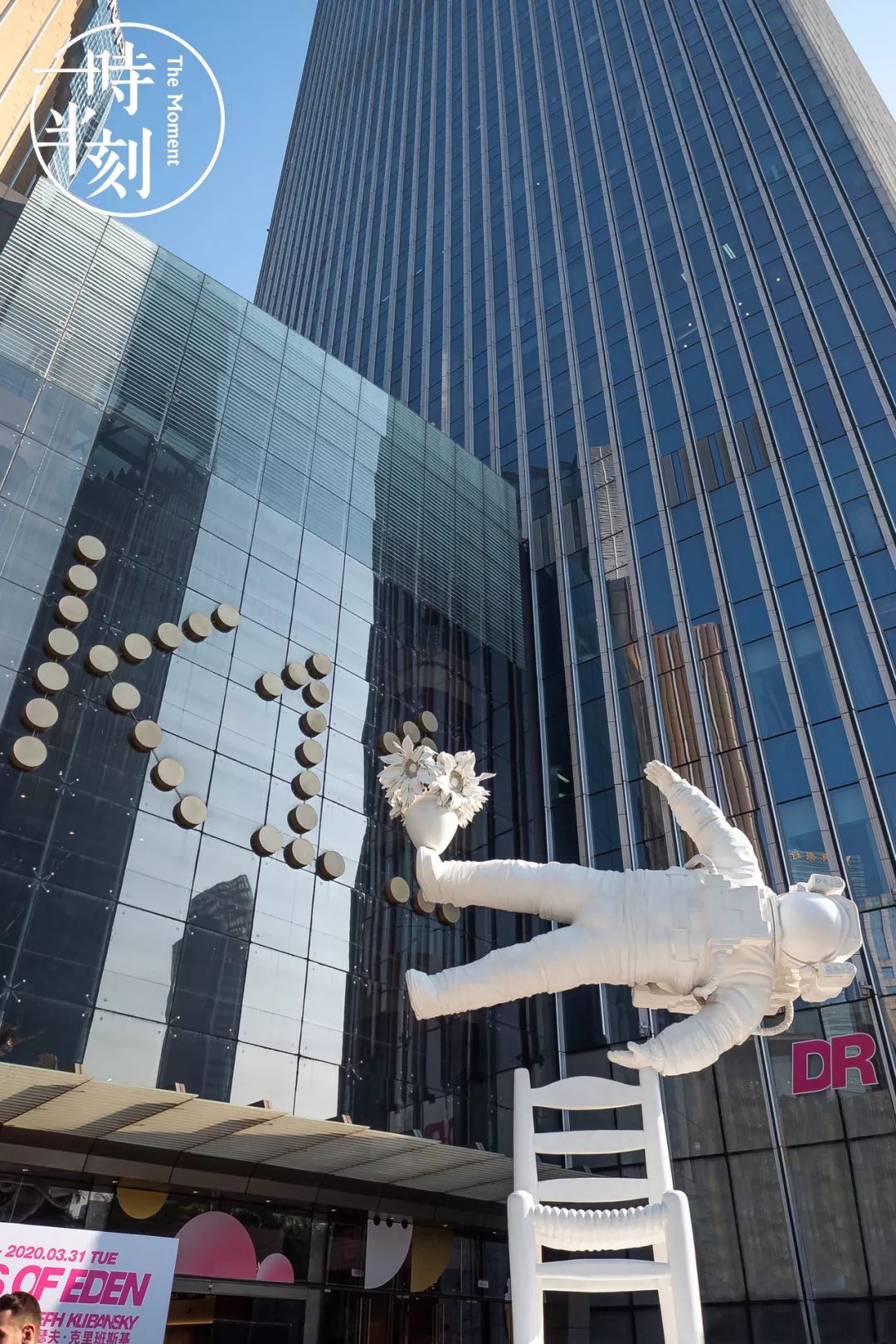 广州 k11 购物艺术中心西门的《梦想家的自画像》/图9 米高的宇航员