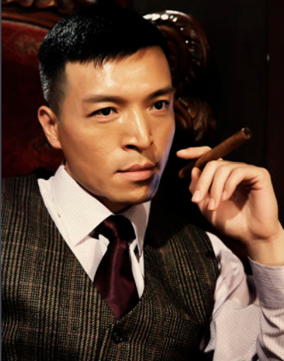 现在穿上西装的他,男神范儿十足_王伟光