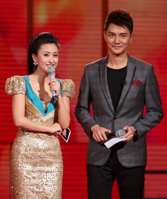 原创张蕾和大20岁的富豪丈夫近照,婚后曾退出央视,现复出