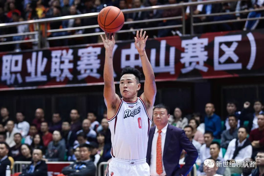 豪哥,盖帽里程碑本场比赛李慕豪拿到10分9篮板3盖帽,从而他的cba生涯