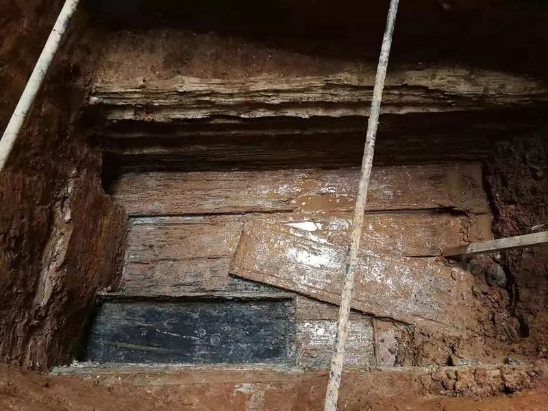 广州越秀一居民楼加装电梯意外发现汉代古墓