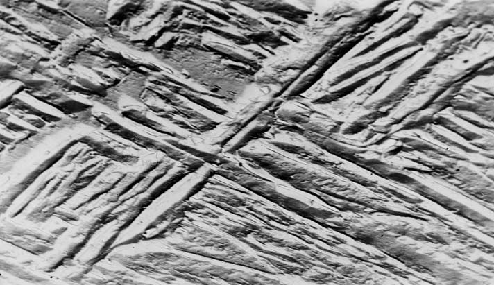 低碳马氏体晶粒呈一定角度相交10000x低碳马氏体200×低碳马氏体500