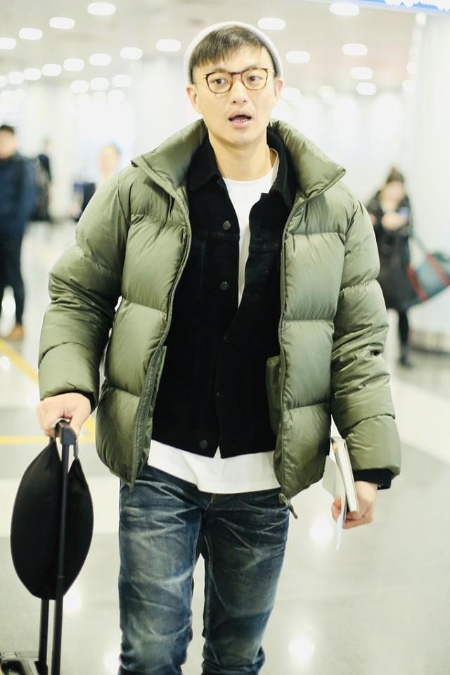 原创周一围素颜现身机场,豹纹镜框配毛线帽,型男改走文艺路线