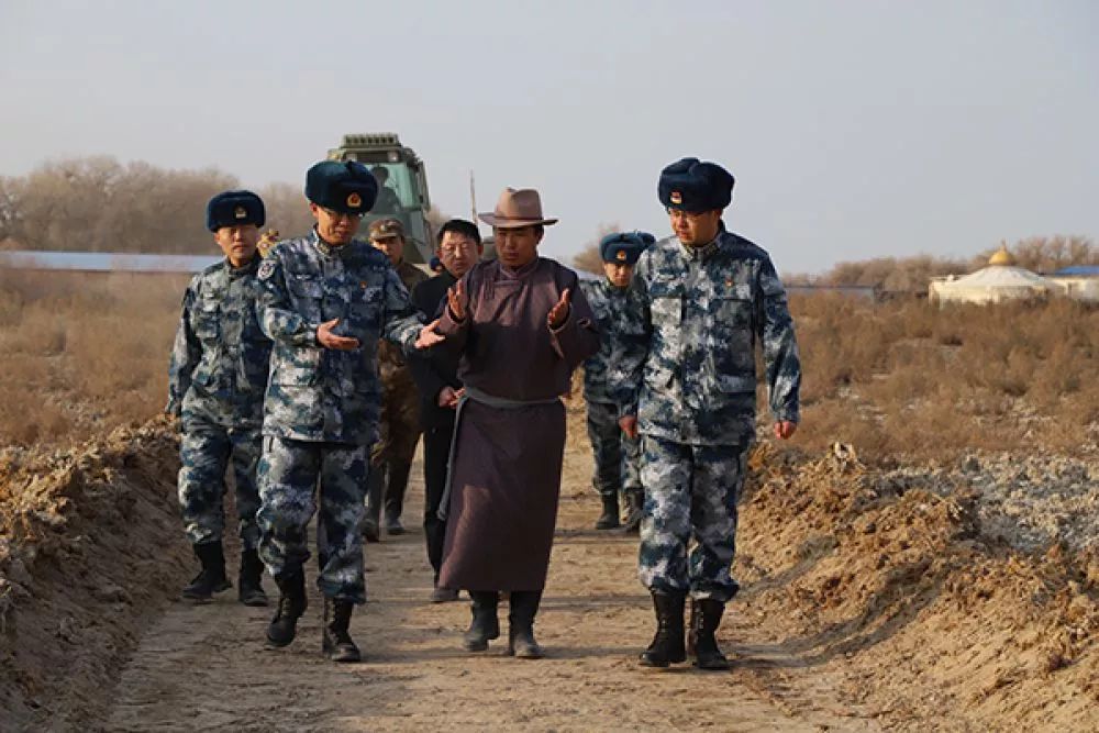 在空军某试训基地某站向内蒙古额济纳旗东风镇移交牧区砂石路现场