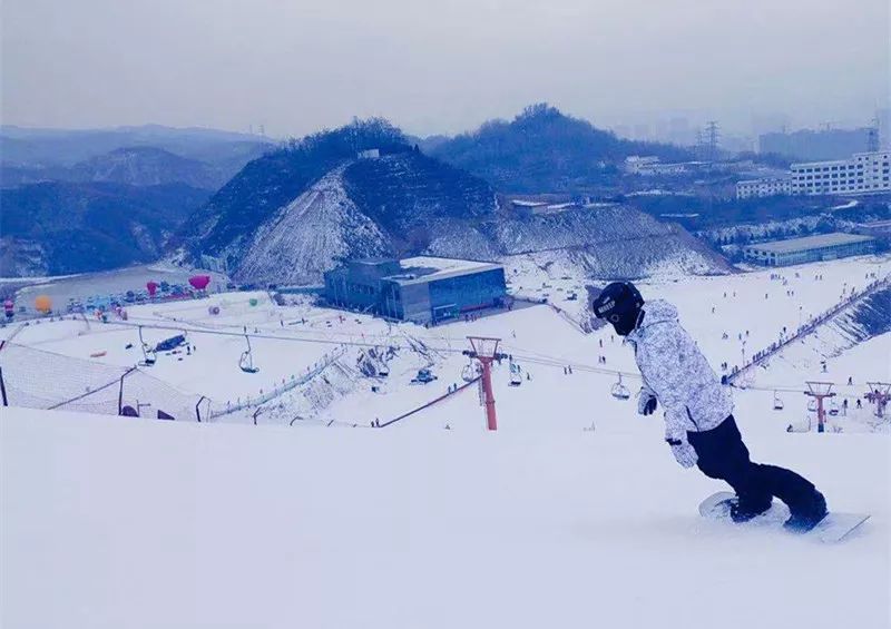 安寧滑雪場可容納2000多人次同時滑雪,常設項目有滑雪,嬉雪,滑雪教學