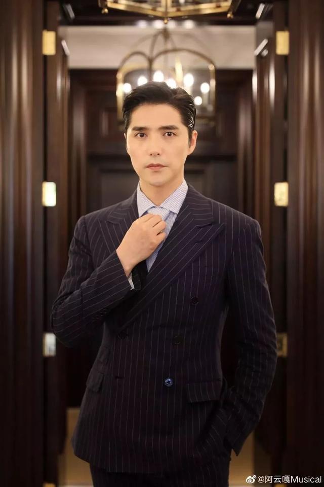 星时尚榜单 | 男明星的"背头杀"李现刘宇宁周震南 谁的大佬气质最入心