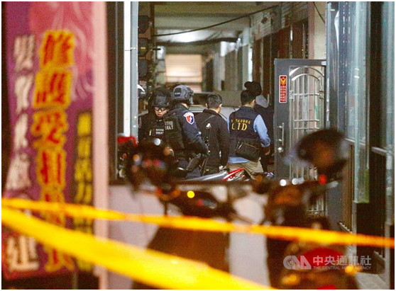 台警方围捕在国民党台南一党部放暴裂物嫌犯，双方僵持一夜曾三度开枪
