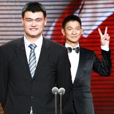 国内明星和姚明如何合影?韩红体型匹配,刘德华机智,杨幂最聪明