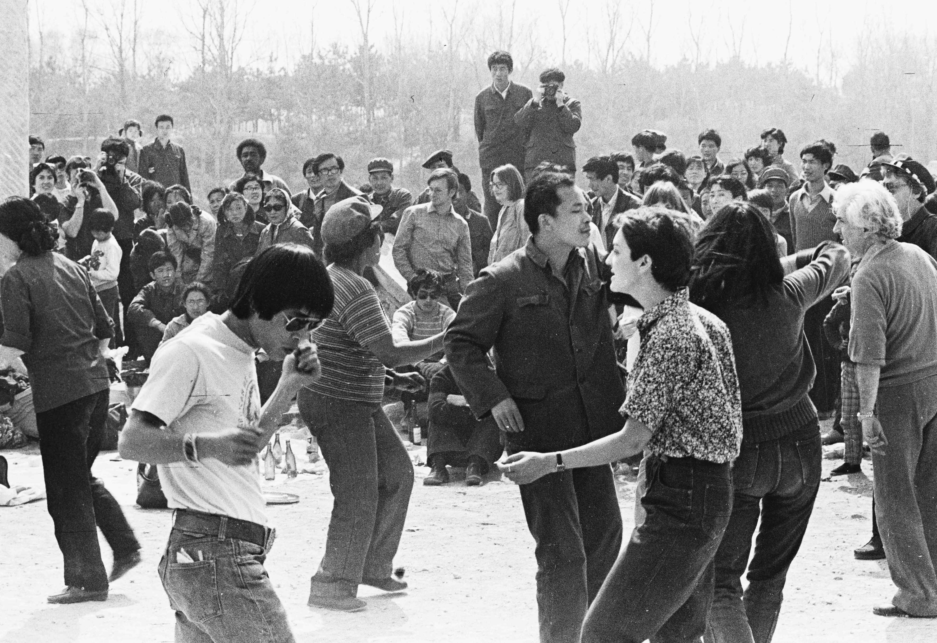 星星画会在圆明园举办的舞会,1980,摄影:李晓斌,星星艺术基金会惠允
