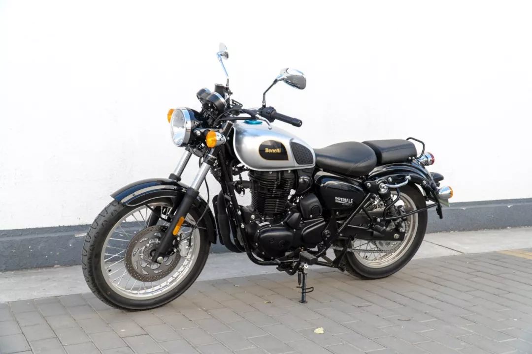 简短视频展示细节:贝纳利这个品牌也算是拥有百年历史的欧洲经典品牌