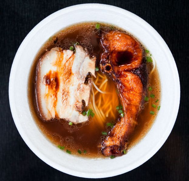 焖肉加爆鱼,俗称"红两鲜",老面馆里都有红汤爆鱼面,钟sir也吃过,爆鱼