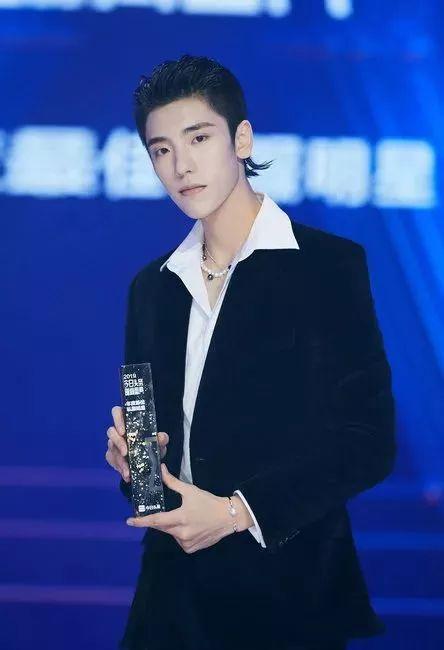 星时尚榜单 | 男明星的"背头杀"李现刘宇宁周震南 谁的大佬气质最入心