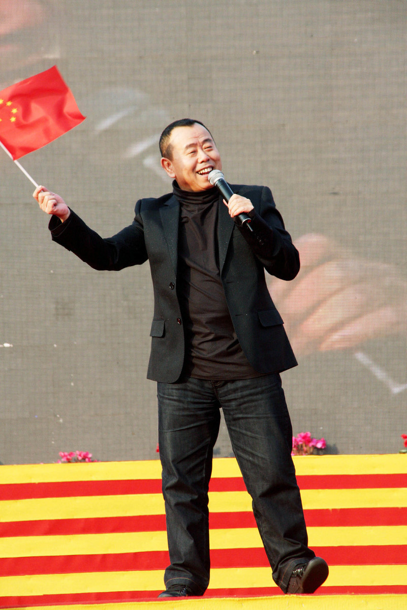 原创潘长江穿皮衣走机场,背着皮包轻松潇洒,62岁还这么"潮"