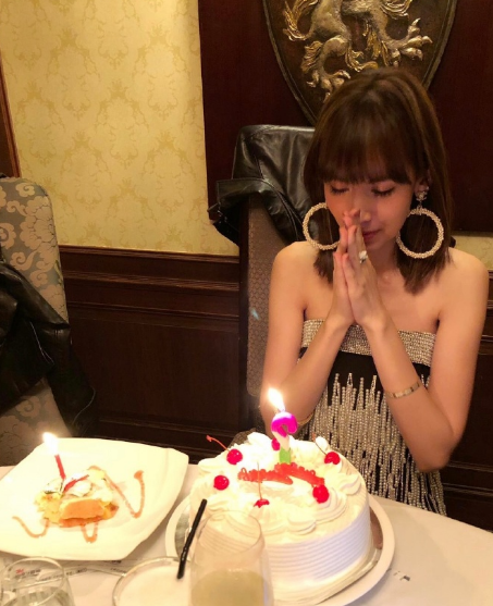 陈若仪晒照生日被老公林志颖用玫瑰花瓣摆心形示爱大秀幸福