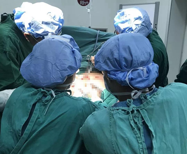 图为手术场景
