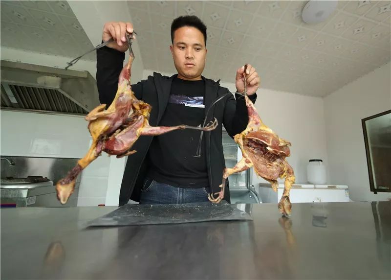 野鸡采用原始手工艺制作,使用当地盛产的松木,柏木,杉木等柴火熏烤而