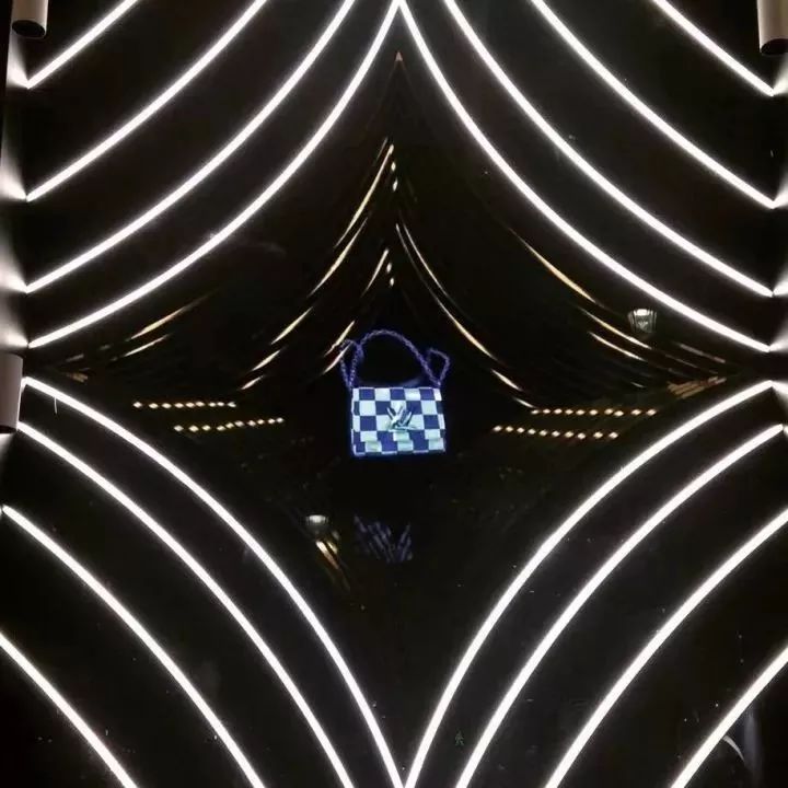 橱窗炫酷的硬核技能未来科技风