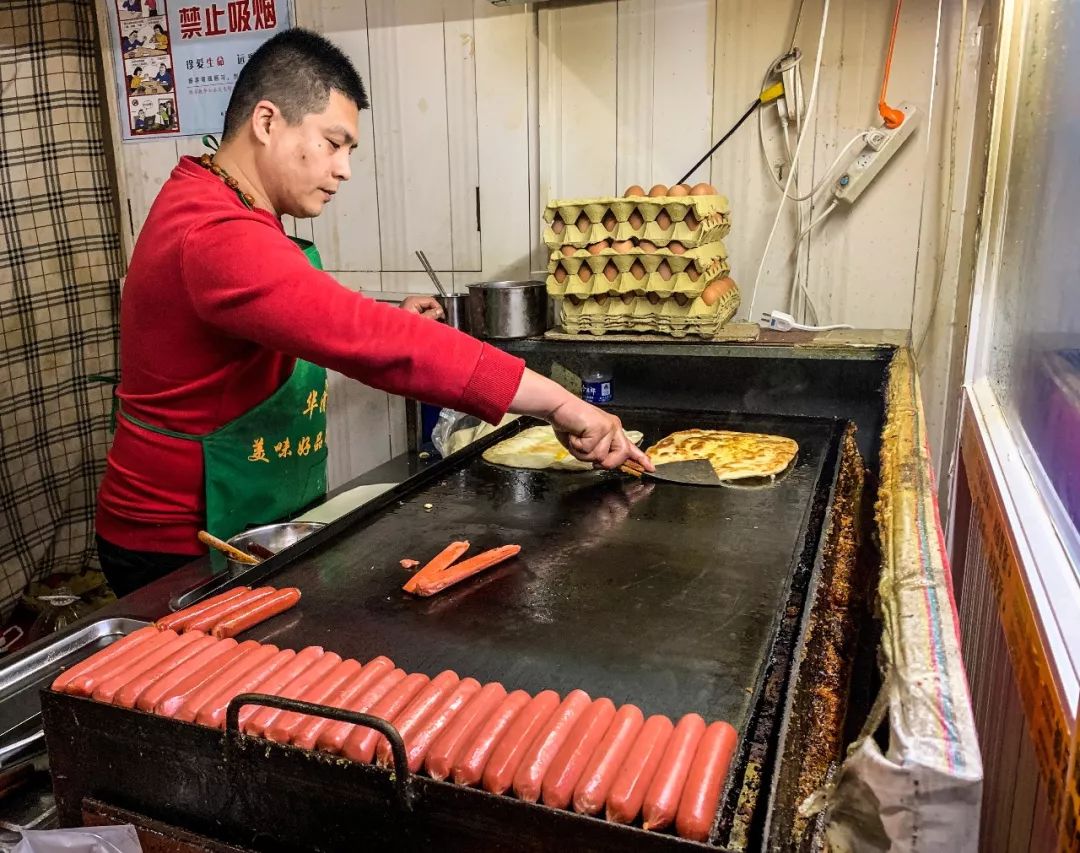 石家庄最任性鸡蛋灌饼6元套天天排队豪车不断但出不出摊看老板心情