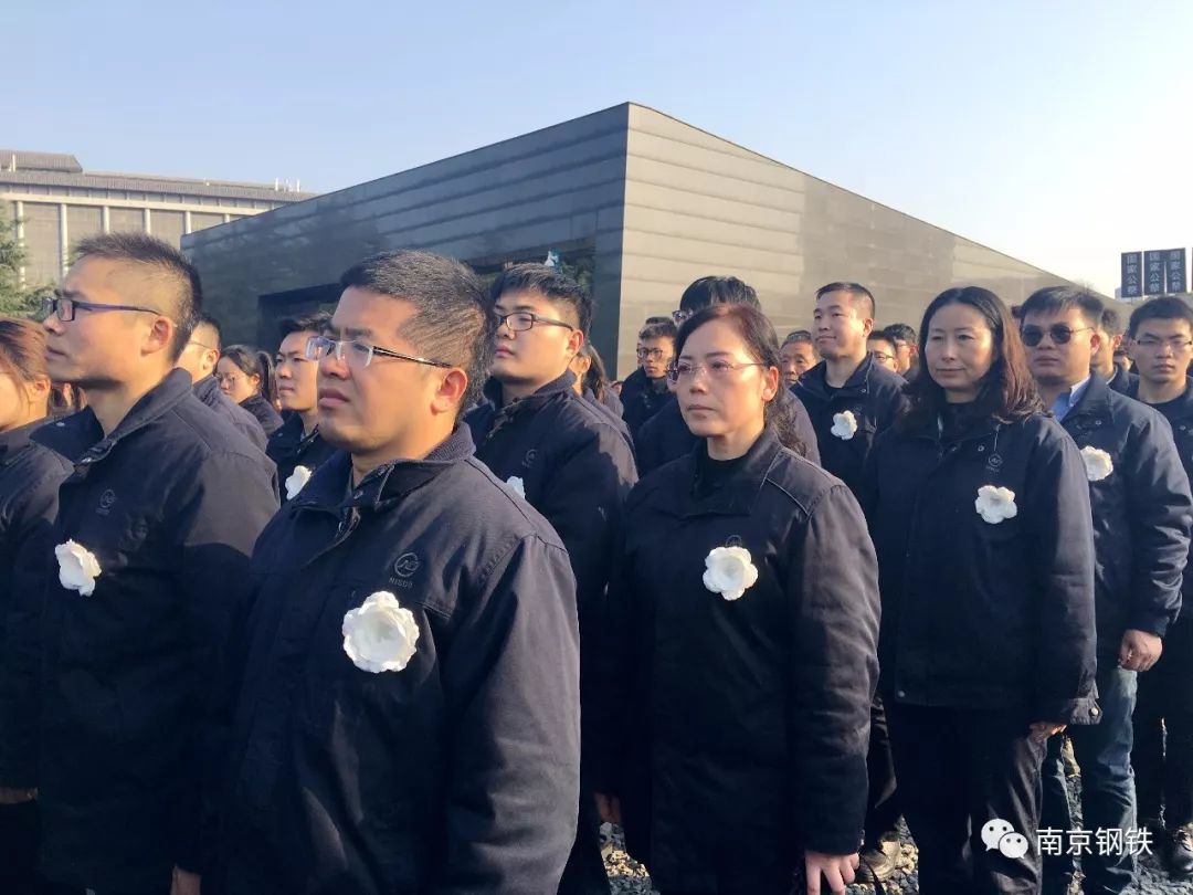 方阵代表全国产业工人,南钢的王生,高在书,单国峰代表抗战老战士参加