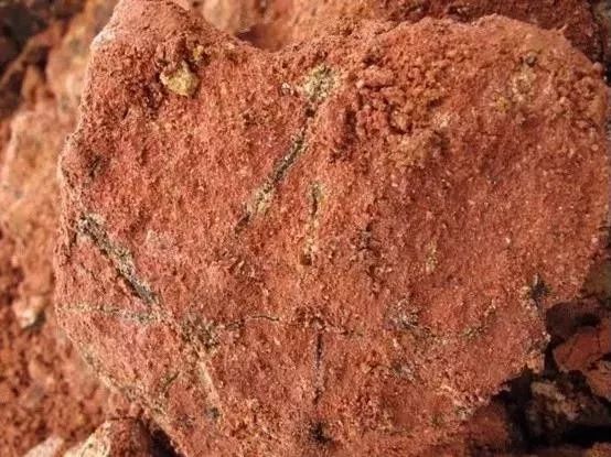 紫金土矿物中的铁化合物可以成为龙泉青瓷釉色和胎色的重要呈色剂,为