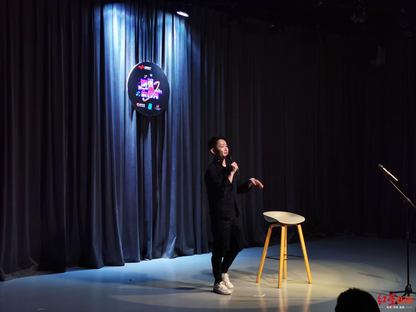 谢探和他的脱口秀朋友们用笑点暴击痛点观众笑到变形