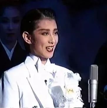 高岭吹雪从修罗场中披荆斩棘而来的前男役top此次来广州的三位top中