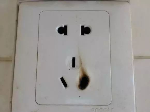你和刑拘的距离,可能就是一个小小的插排!