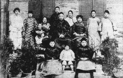 妻妾成群的康有為直到1930年之後,這種情況才稍有改觀.