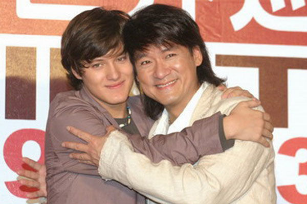 周华健和29岁混血儿子同框,父子二人演绎"黑白配"