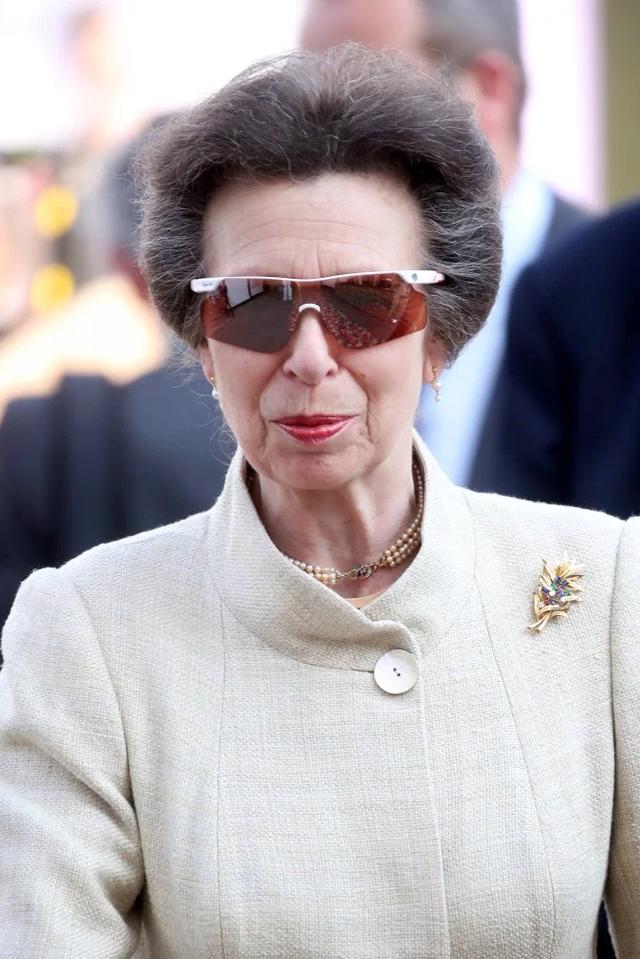 英女王好友帕特里夏·蒙巴顿在纪录片中表示:"安妮从小总是充满活力