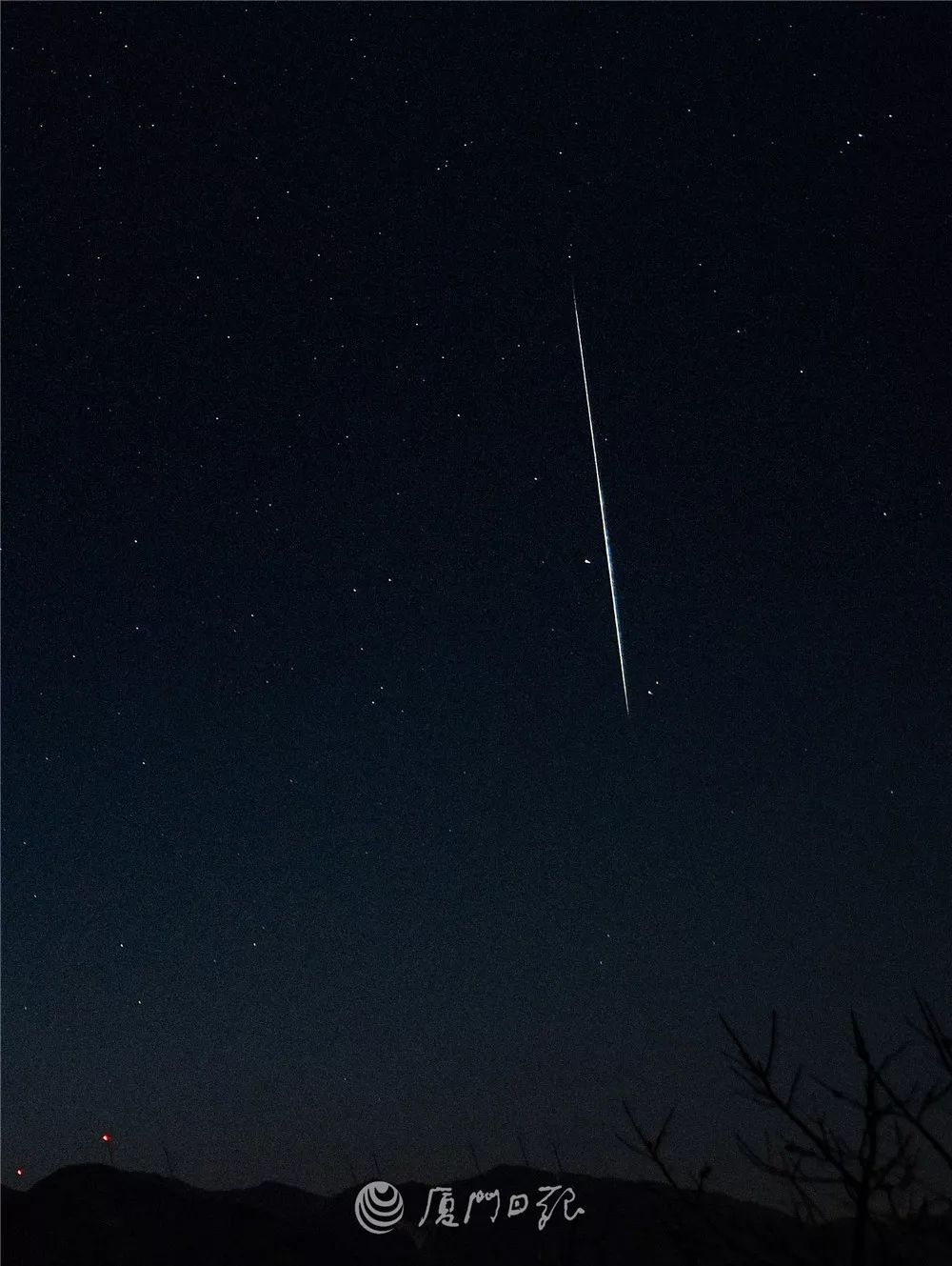 流星划过苍穹,"绽放"夜空是谁陪你一起看流星雨?浪漫的星空下别眨眼!
