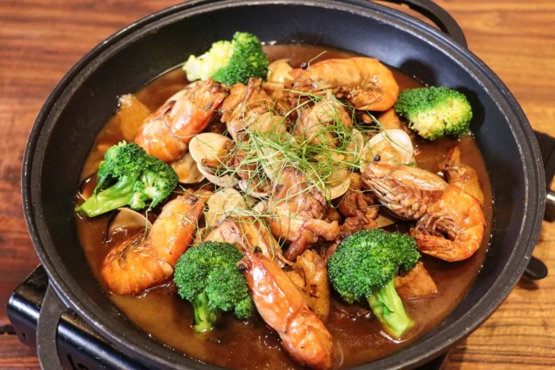 味鲜肉美,汤汁都可以吃掉三碗米饭选用农家走地鸡搭配海鲜一起焖煮有