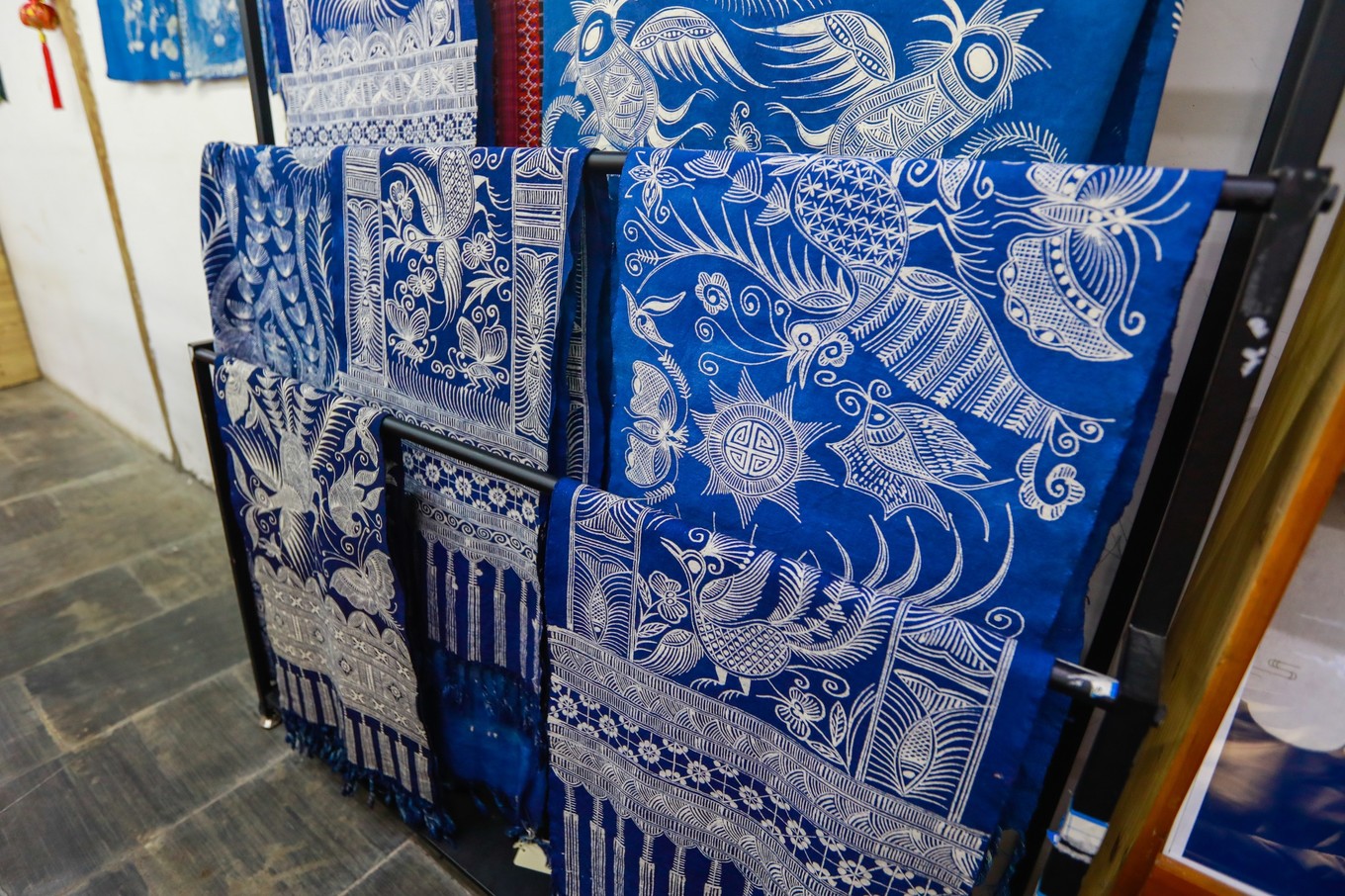 这种蜡染的手提包上面绘制的卡通图案也是苗家人的形象,可爱萌萌哒,拿